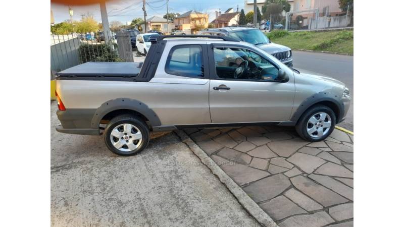 FIAT - STRADA - 2011/2012 - Bege - R$ 51.900,00