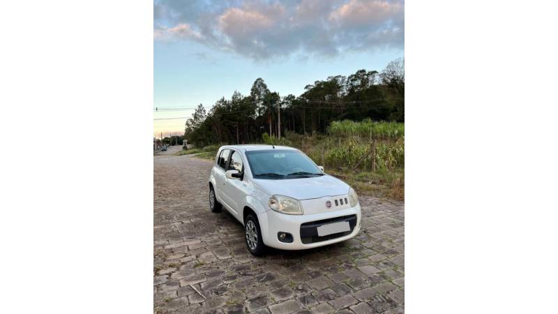 FIAT - UNO - 2013/2014 - Branca - R$ 31.000,00