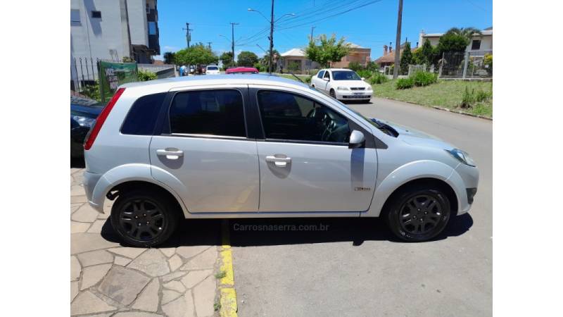 FORD - FIESTA - 2010/2011 - Prata - R$ 31.500,00
