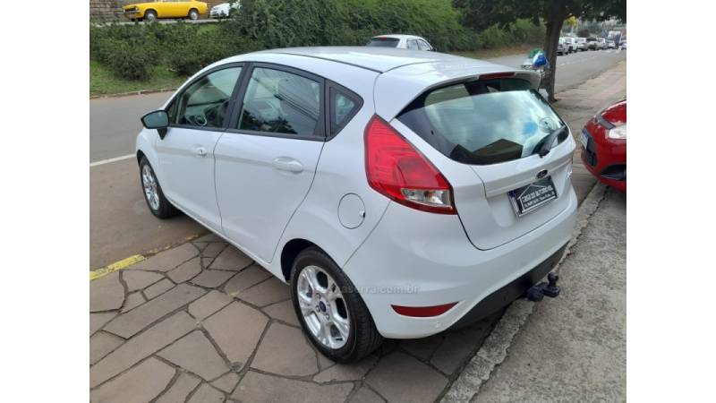 FORD - FIESTA - 2015/2016 - Branca - R$ 48.900,00