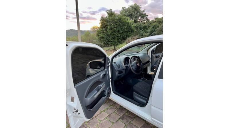 FIAT - UNO - 2013/2014 - Branca - R$ 31.000,00