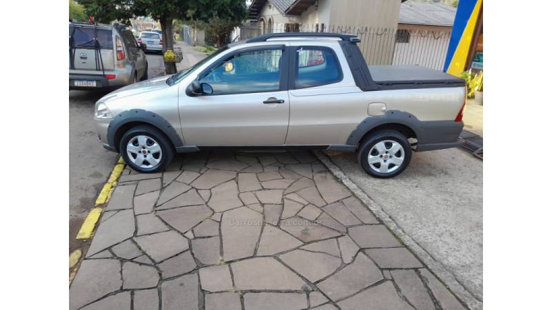 FIAT - STRADA - 2011/2012 - Bege - R$ 51.900,00
