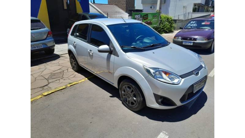 FORD - FIESTA - 2010/2011 - Prata - R$ 31.500,00