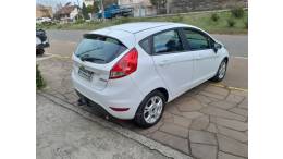 FORD - FIESTA - 2015/2016 - Branca - R$ 48.900,00