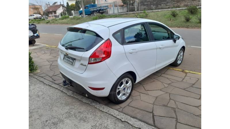 FORD - FIESTA - 2015/2016 - Branca - R$ 48.900,00