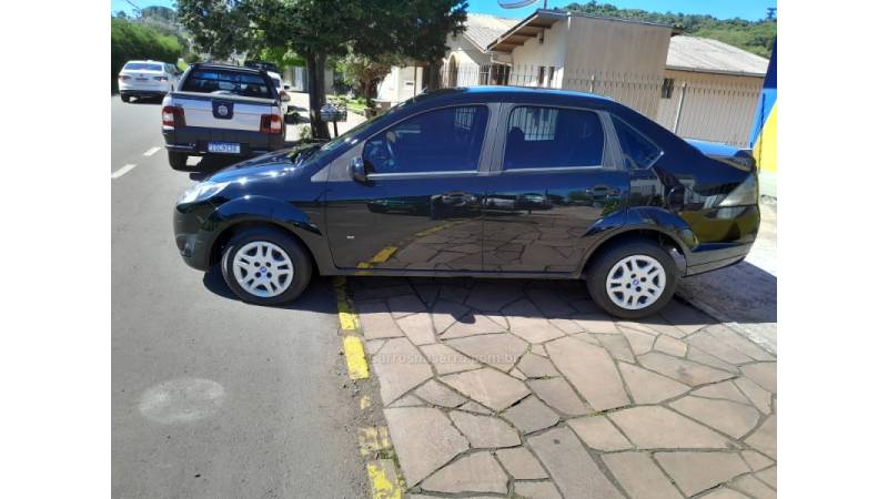FORD - FIESTA - 2013/2014 - Preta - R$ 37.500,00