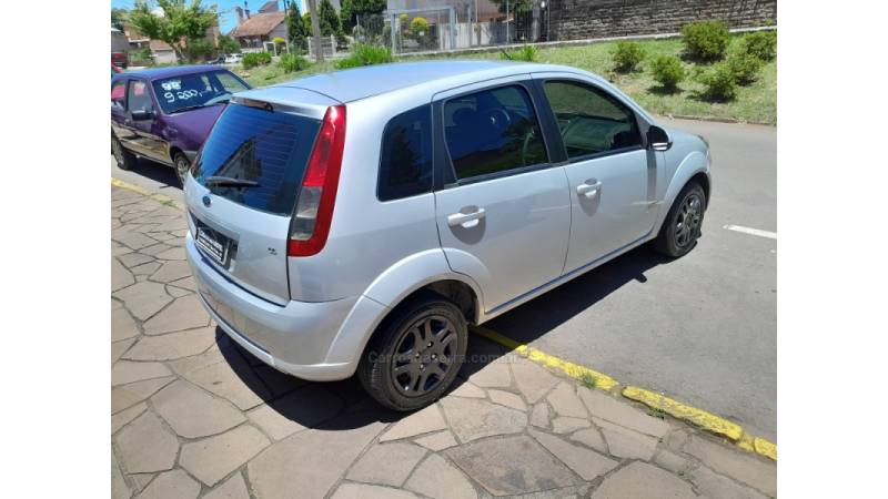 FORD - FIESTA - 2010/2011 - Prata - R$ 31.500,00