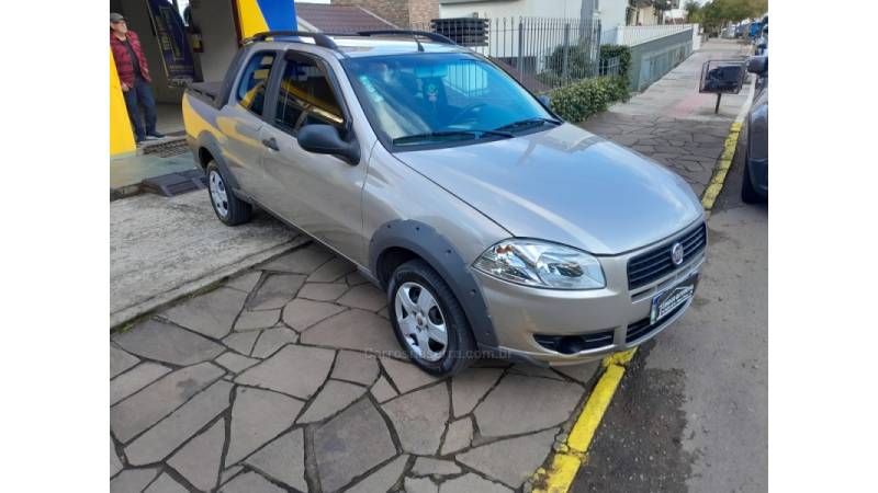 FIAT - STRADA - 2011/2012 - Bege - R$ 51.900,00
