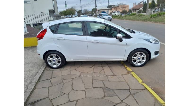 FORD - FIESTA - 2015/2016 - Branca - R$ 48.900,00