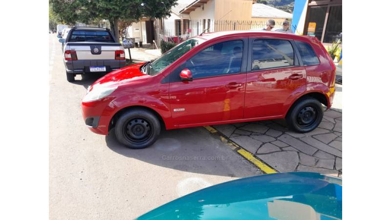 FORD - FIESTA - 2010/2011 - Vermelha - R$ 28.900,00