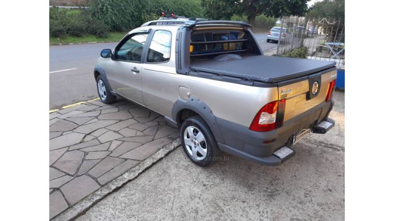 FIAT - STRADA - 2011/2012 - Bege - R$ 51.900,00